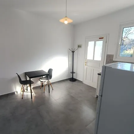 Alexander 3 Apartment